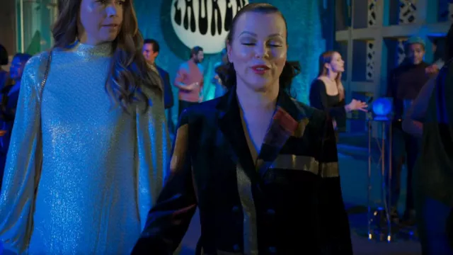Akris Lena Chaqueta de terciopelo de doble pecho usada por Maggie Amato (Debi Mazar) como se ve en Younger (S07E01)