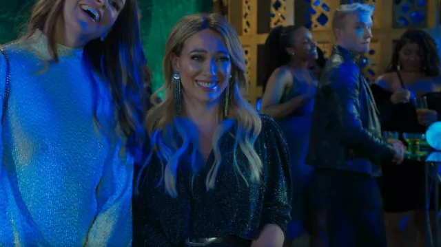 Robe courte Balenciaga portée par Kelsey Peters (Hilary Duff) vue dans Younger (S07E01)