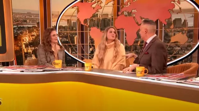 LaPointe Oversize Organic Cashmere Turtleneck Cape Sweater usado por Meghan Trainor como se ve en The Drew Barrymore Show el 14 de diciembre de 2022