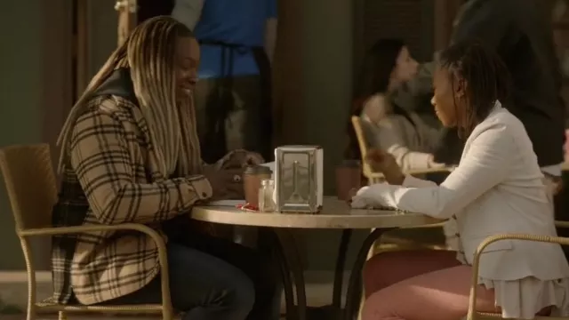 Free People Corduroy Pull On Flare porté par Cleo Sowande (Omono Okojie) comme on le voit dans Legacies (S04E16)