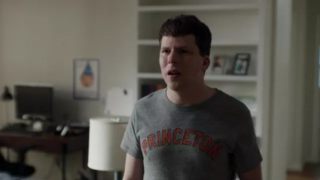 T-shirt de l’Université de Princeton porté par Toby Fleishman (Jesse Eisenberg) vu dans Fleishman Is in Trouble (S01E06)