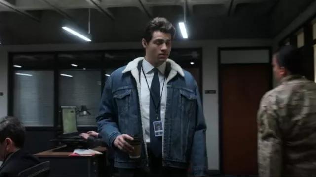 Veste Sherpa Levi’s Type III portée par Owen Hendricks (Noah Centineo) vue dans The Recruit (S01E01)