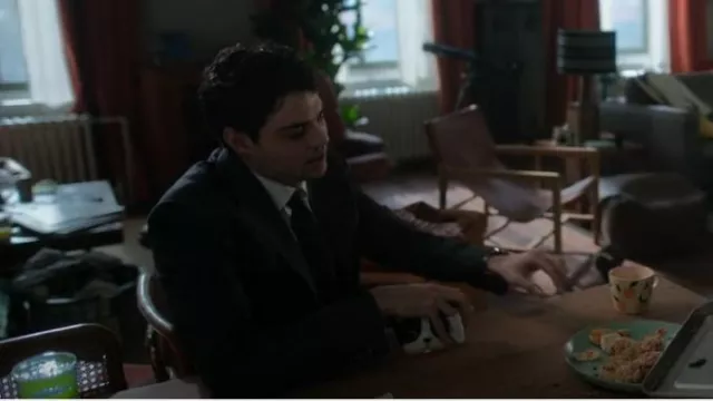Tasse à chapeau de chien de Mainstays utilisée par Owen Hendricks (Noah Centineo) comme on le voit dans The Recruit (S01E02)