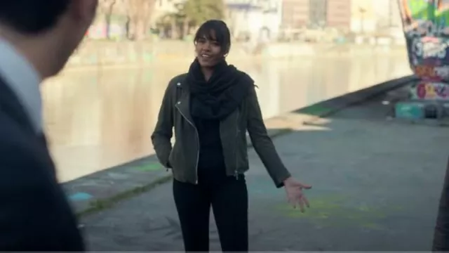 AllSaints Dalby Suede Biker Veste portée par la secrétaire du sénateur Smoot (Leisa Reid) comme on le voit dans The Recruit (S01E03)