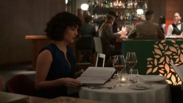 Aidan Mattox Mikado Robe midi plissée portée par Amelia Salazar (Kaylah Zander) vue dans The Recruit (S01E03)