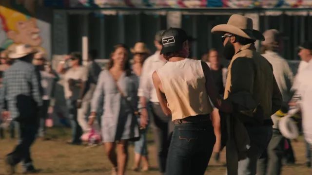 Casquette de camionneur Kimes Ranch All Mesh portée par Teeter (Jennifer Landon) vue à Yellowstone (S05E07)