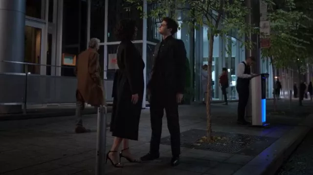 Stuart Weitzman Nudist Curve 75 Sandales portées par Amelia Salazar (Kaylah Zander) comme on le voit dans The Recruit (S01E03)