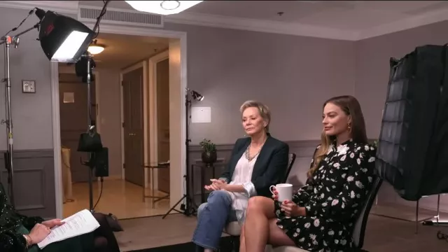 Alessandra Rich Daisy-Print Pleated Silk Mini Dress portée par Margot Robbie comme vu dans CBS Mornings le 19 décembre 2022