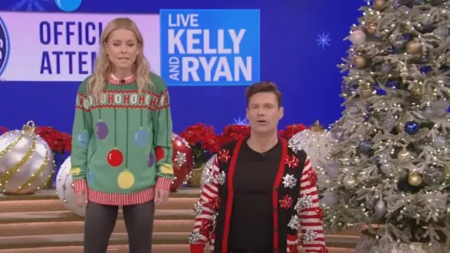 Pull de Noël moche Wrapping Bow Cardigan porté par Ryan Seacrest comme vu en LIVE avec Kelly et Ryan le 19 décembre 2022