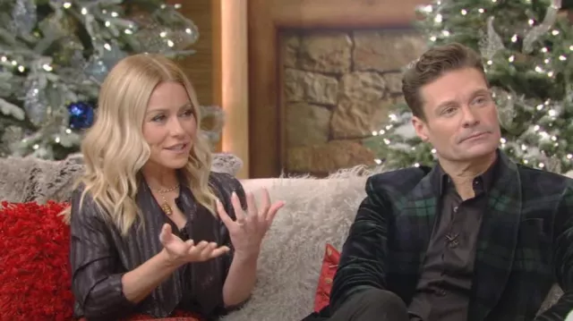 Saint Laurent Metallic Stripe Tie Neck Silk Blend Blusa usada por Kelly Ripa como se ve en LIVE with Kelly and Ryan el 19 de diciembre de 2022