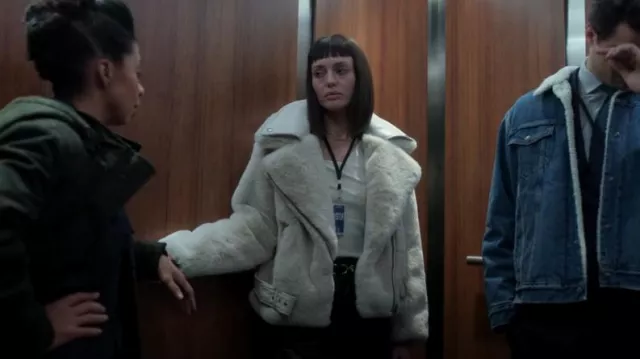 Guess Frida Faux-Fur Biker Jacket porté par Max Meladze (Laura Haddock) comme on le voit dans The Recruit (S01E06)