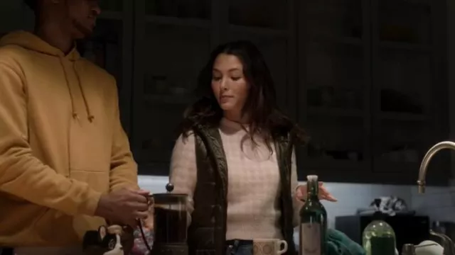 Mango Checked Knitted Sweater worn by Hannah Copeland (Fivel Stewart) as seen in The Recruit (S01E07)