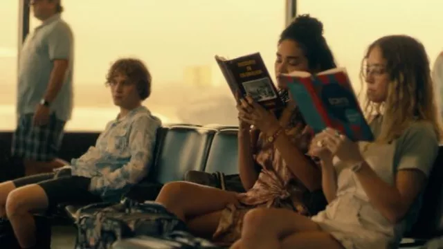 Écrits by Jacques Lacan book read by Olivia Mossbacher (Sydney Sweeney) in The White Lotus (S01E06)