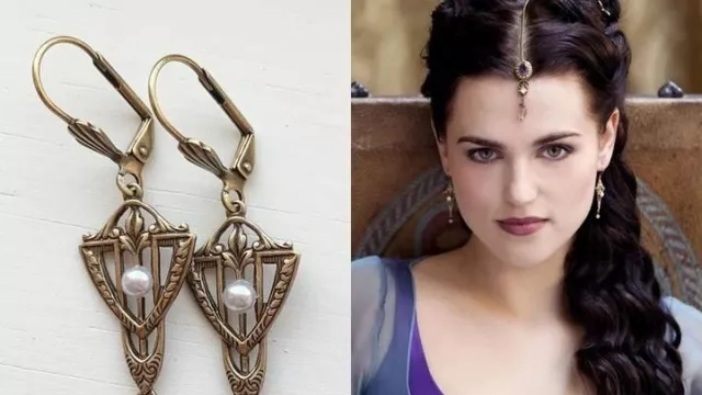 Les boucles d'oreilles portées par Morgana (Katie McGrath) dans la série Merlin (S01E02)