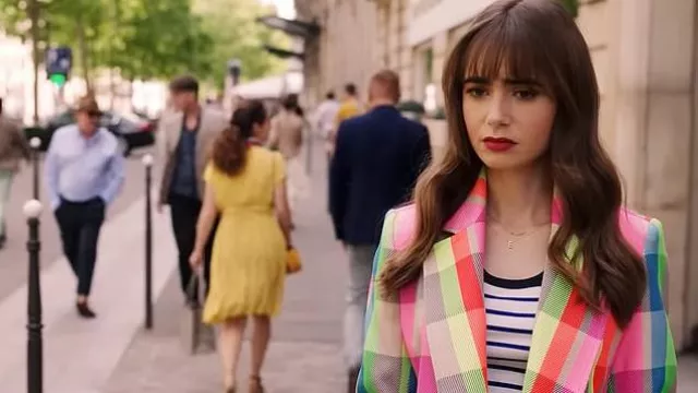 Blazer à carreaux multicolore néon porté par Emily Cooper (Lily Collins) dans la série télévisée Emily in Paris (S03E05)