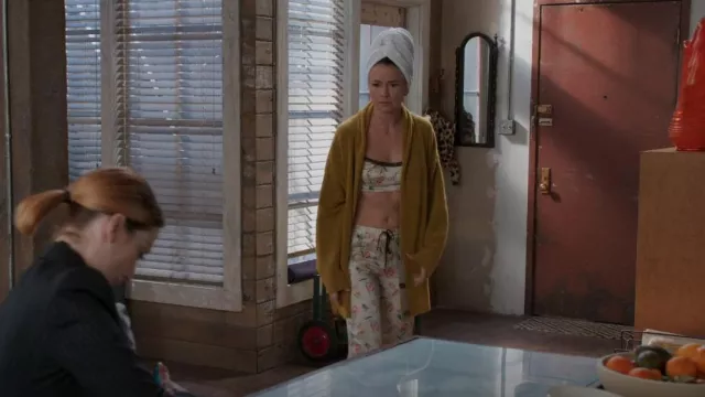 Morgan Lane Noelle Petal Floral Print Silk Blend Satin Pajama Set porté par Liza Miller (Sutton Foster) comme on le voit dans Younger (S07E05)