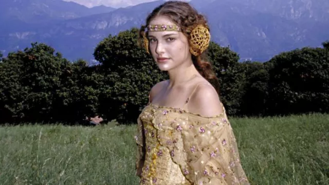 La robe imprimé floral portée par Padmé (Natalie Portman) dans le film Star Wars, épisode II - L'Attaque des clones