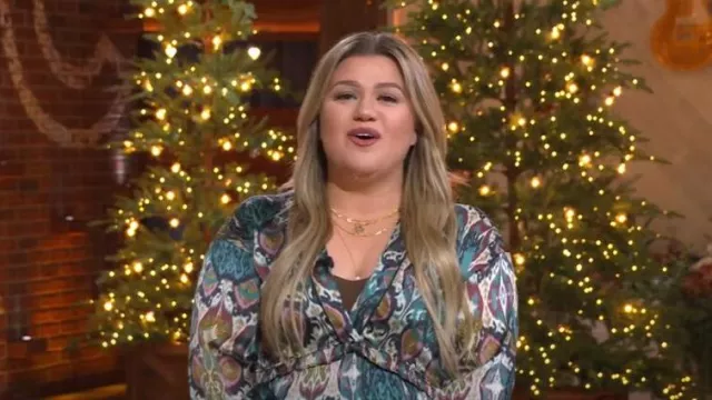 Robe midi imprimée Zara portée par Kelly Clarkson vue dans The Kelly Clarkson Show le 5 décembre 2022