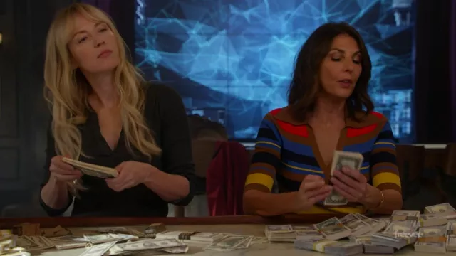 Striped Sweater of Sophie Devereaux (Gina Bellman) in Leverage: Redemption (S02E08)