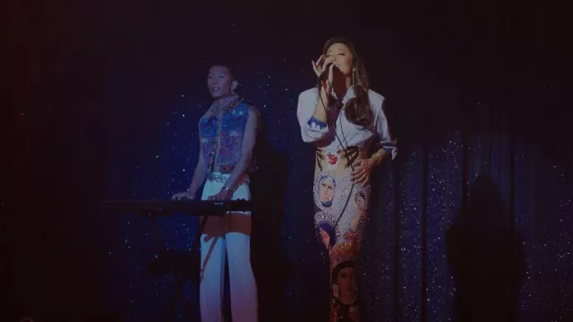 Maison J Simone La Duena Robe portée par Mindy Chen (Ashley Park) vue dans Emily à Paris (S03E01)