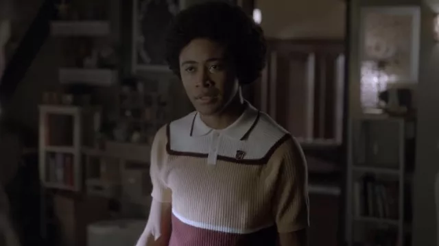 Murano Avant Garden Collection Stripe Short-Sleeve Polo Sweater usado por Milton 'MG' Greasley (Quincy Fouse) como se ve en Legacies (S04E20)