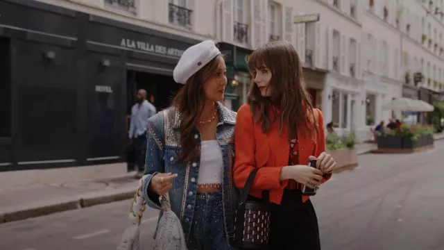 Zadig et Voltaire Veste en denim ornée de cristaux portée par Mindy Chen (Ashley Park) vue dans Emily à Paris (S03E03)
