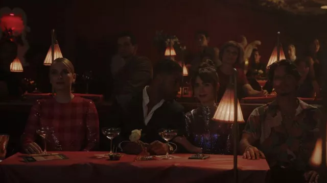 Carolina Herrera Gingham Sequin Shift Minirobe portée par Camille (Camille Razat) vue dans Emily à Paris (S03E03)