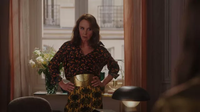Chemise Tite-Live Felix portée par Sylvie Grateau (Philippine Leroy-Beaulieu) vue dans Emily à Paris (S03E05)