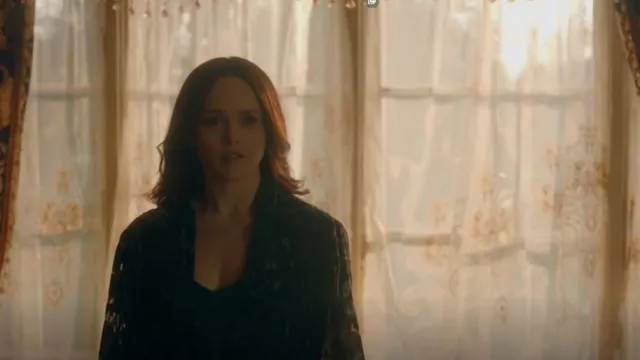 Norma Kamali Devoré-Velvet And Tulle Robe usada por Aurora de Martel (Rebecca Breeds) como se ve en Legacies (S04E18)