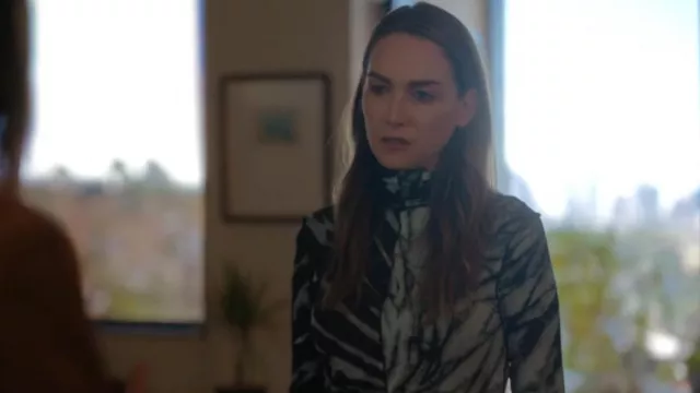 Proenza Schouler Tie Dye Robe à col roulé portée par Tess Van De Berg (Jamie Clayton) comme on le voit dans The L Word: Generation Q (S03E06)