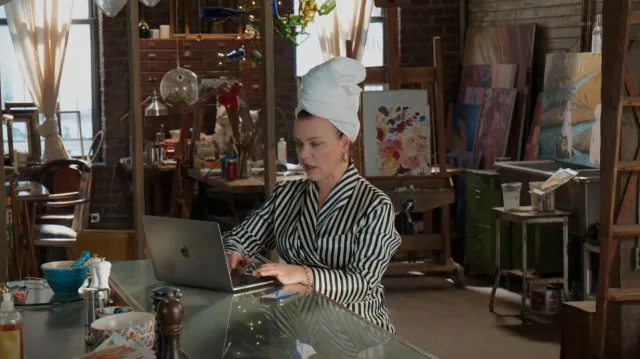 Olivia von Halle Robe de chambre en soie rayée portée par Maggie Amato (Debi Mazar) vue dans Younger (S07E11)