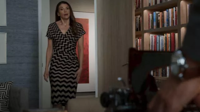 Missoni Zig Zag Robe midi brodée portée par Liza Miller (Sutton Foster) vue dans Younger (S07E12)