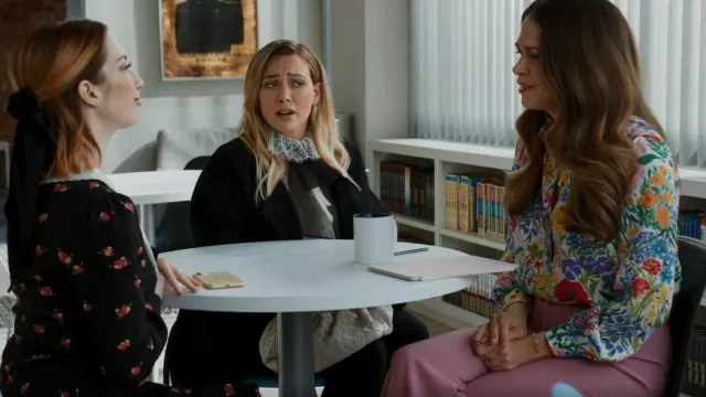 Bottega Veneta La pochette en cuir portée par Kelsey Peters (Hilary Duff) vue dans Younger (S07E12)