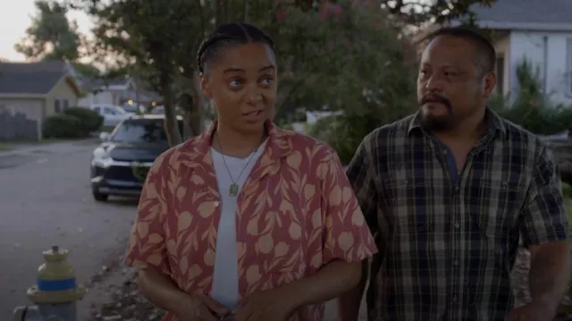 Chemise Gap Vacay portée par Breanna Casey (Aleyse Shannon) vue dans Leverage: Redemption (S02E08)