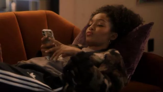 Bella Dahl Camo Cardigan Pull porté par Zoey Johnson (Yara Shahidi) vu dans grown-ish (S04E06)