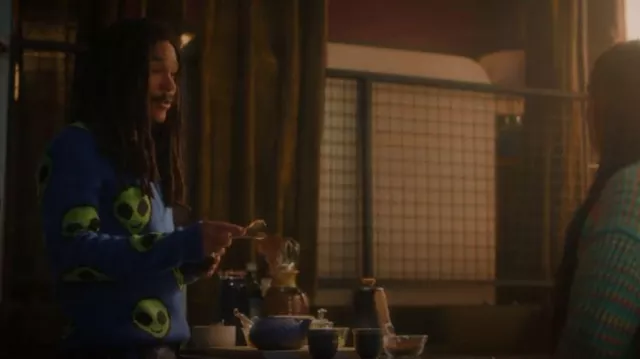 Forever 21 Alien Emoji Sweater porté par Luca Hall (Luka Sabbat) vu dans grown-ish (S04E09)