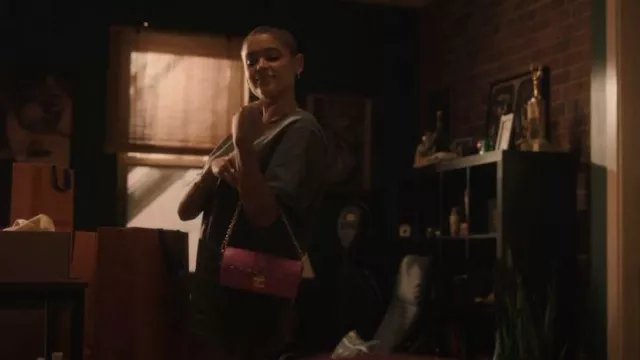 Louis Vuitton Papillon Trunk Bag porté par Julien Calloway (Jordan Alexander) vu dans Gossip Girl (S02E06)