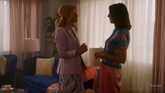 Pantalon tissé Flying Tomato Seaside State of Mind porté par Debra Prosper comme on le voit dans Leverage: Redemption (S02E09)
