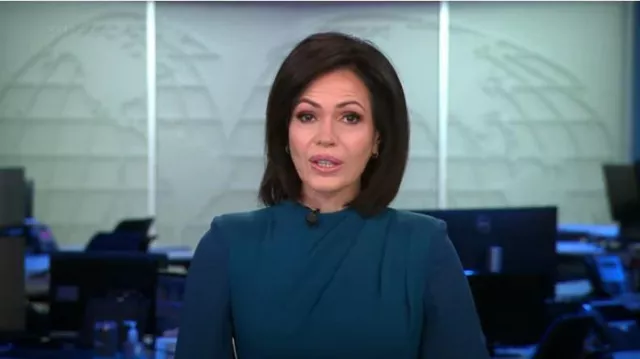 Badgley Mischka Collection Robe fourreau plissée Blouson-manches portée par Tanya Rivero vue dans CBS Mornings le 30 décembre 2022