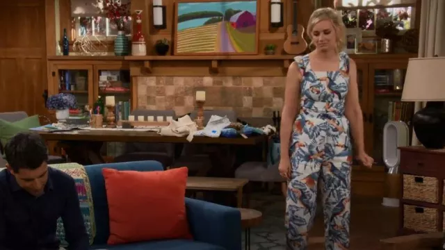 Farm Rio Flying Toucans Crossed Back Frilled Jumpsuit usado por Gemma Johnson (Beth Behrs) como se ve en The Neighborhood (S04E04)