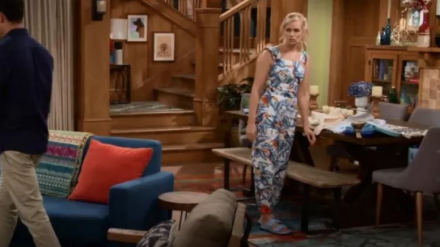 BP Urma Slide worn by Gemma Johnson (Beth Behrs) as seen in The Neighborhood (S04E04)
