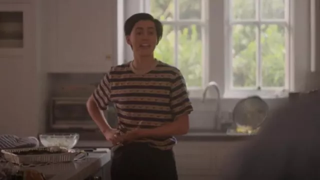 T-shirt en coton Noah Tan porté par Sarah Finley (Jacqueline Toboni) comme on le voit dans The L Word: Generation Q (S03E07)