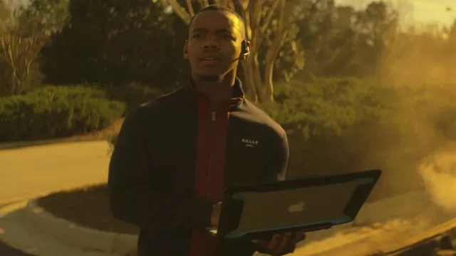 Apple MacBook Pro with cover used by Cyborg (Joivan Wade) in Doom Patrol TV show (S04E01)