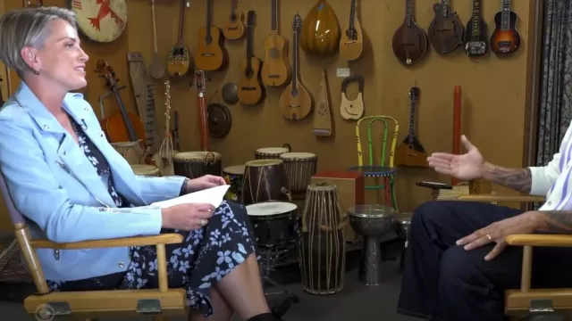 Parker Cascading Ruffle Printed Midi Dress porté par Jamie Yuccas comme vu dans CBS Mornings le 2 janvier 2023