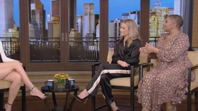 Theory Sunaya Chemise Silk-Stretch portée par Kelly Ripa comme vu en LIVE avec Kelly et Ryan le 2 janvier 2023