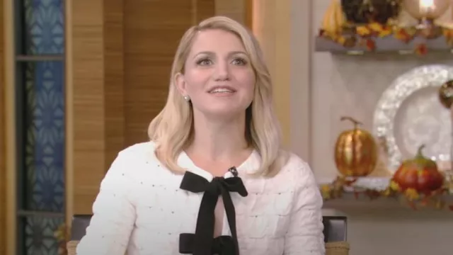 Veste matelassée Oscar De La Renta portée par Annaleigh Ashford comme on le voit en LIVE avec Kelly et Ryan le 2 janvier 2023