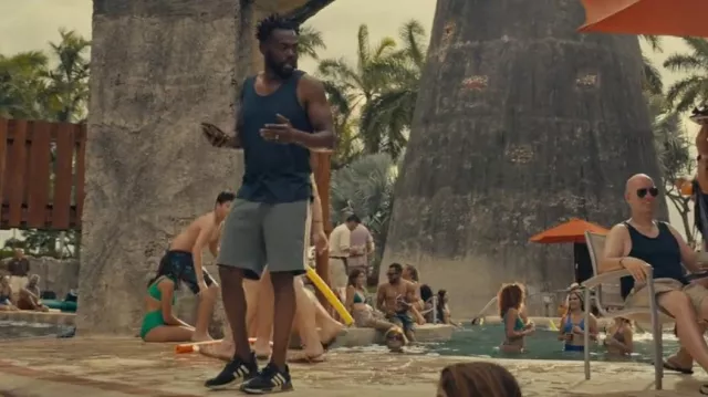 Nike NMD Sneakers portées par Noah (William Jackson Harper) comme on le voit dans The Resort (S01E07)