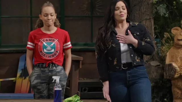 Ceinture d’œillets palmée Urban Outfitters portée par Ava King (Shelby Simmons) comme on le voit dans BUNK’D (S05E19)