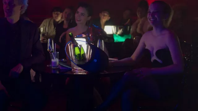 Coperni Ring Swipe Leather Tote Bag porté par Camille (Camille Razat) vu dans Emily à Paris (S02E01)