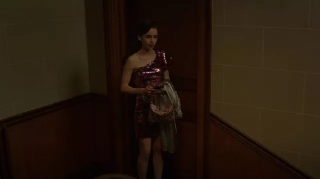 Isabel Marant Osira Mini robe à paillettes à une épaule portée par Emily Cooper (Lily Collins) vue dans Emily à Paris (S02E01)